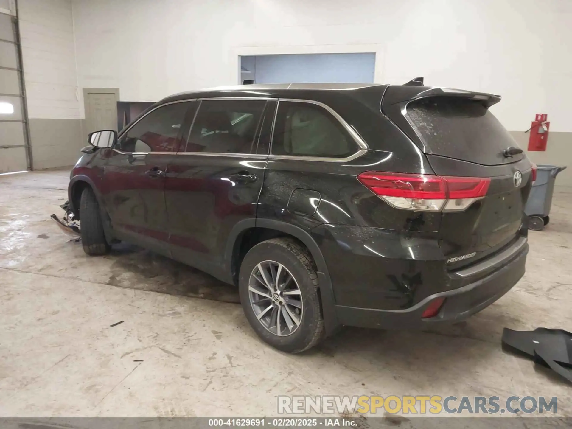3 Photograph of a damaged car 5TDJZRFH5KS996424 TOYOTA HIGHLANDER 2019