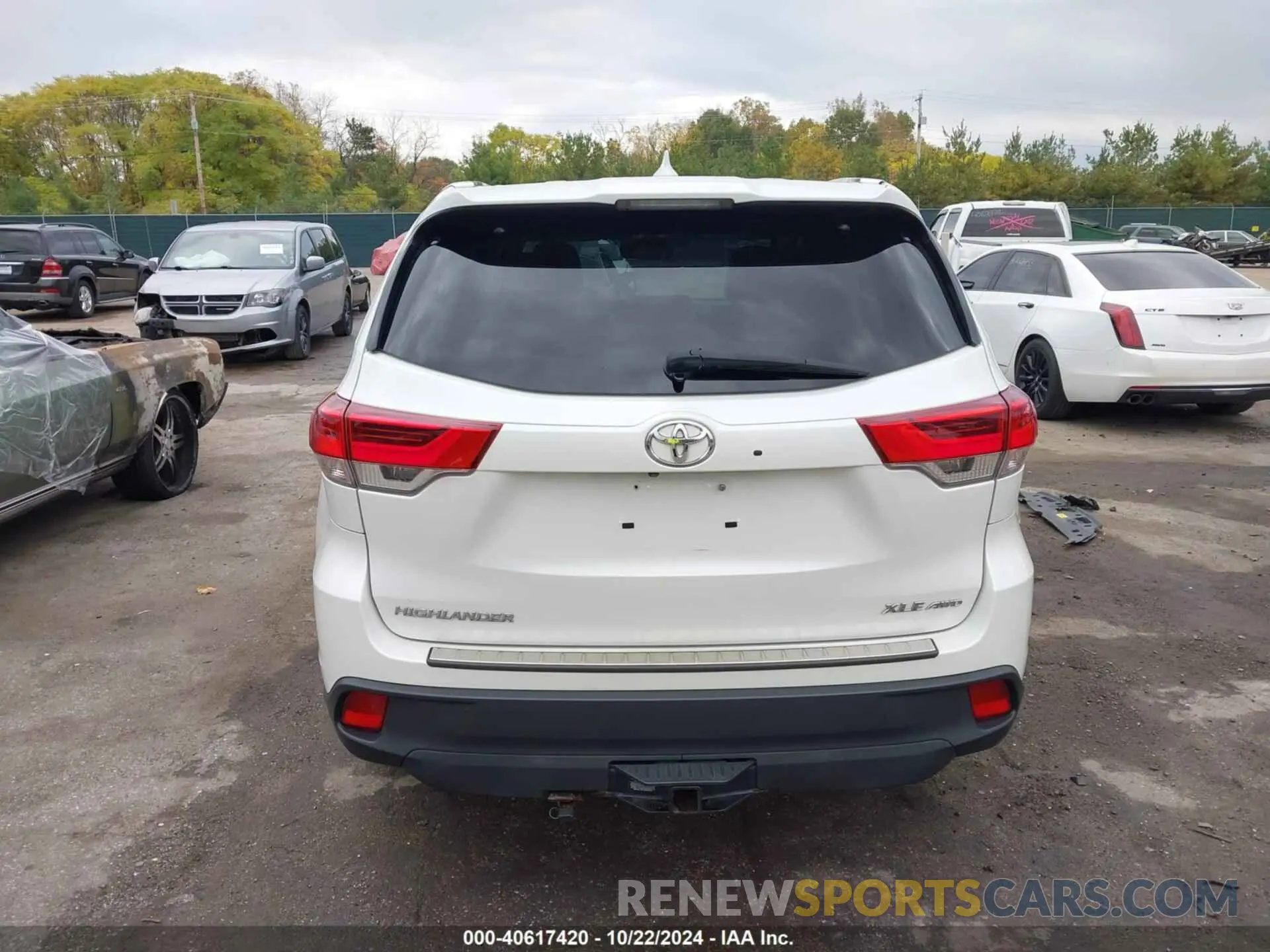 17 Photograph of a damaged car 5TDJZRFH6KS562772 TOYOTA HIGHLANDER 2019