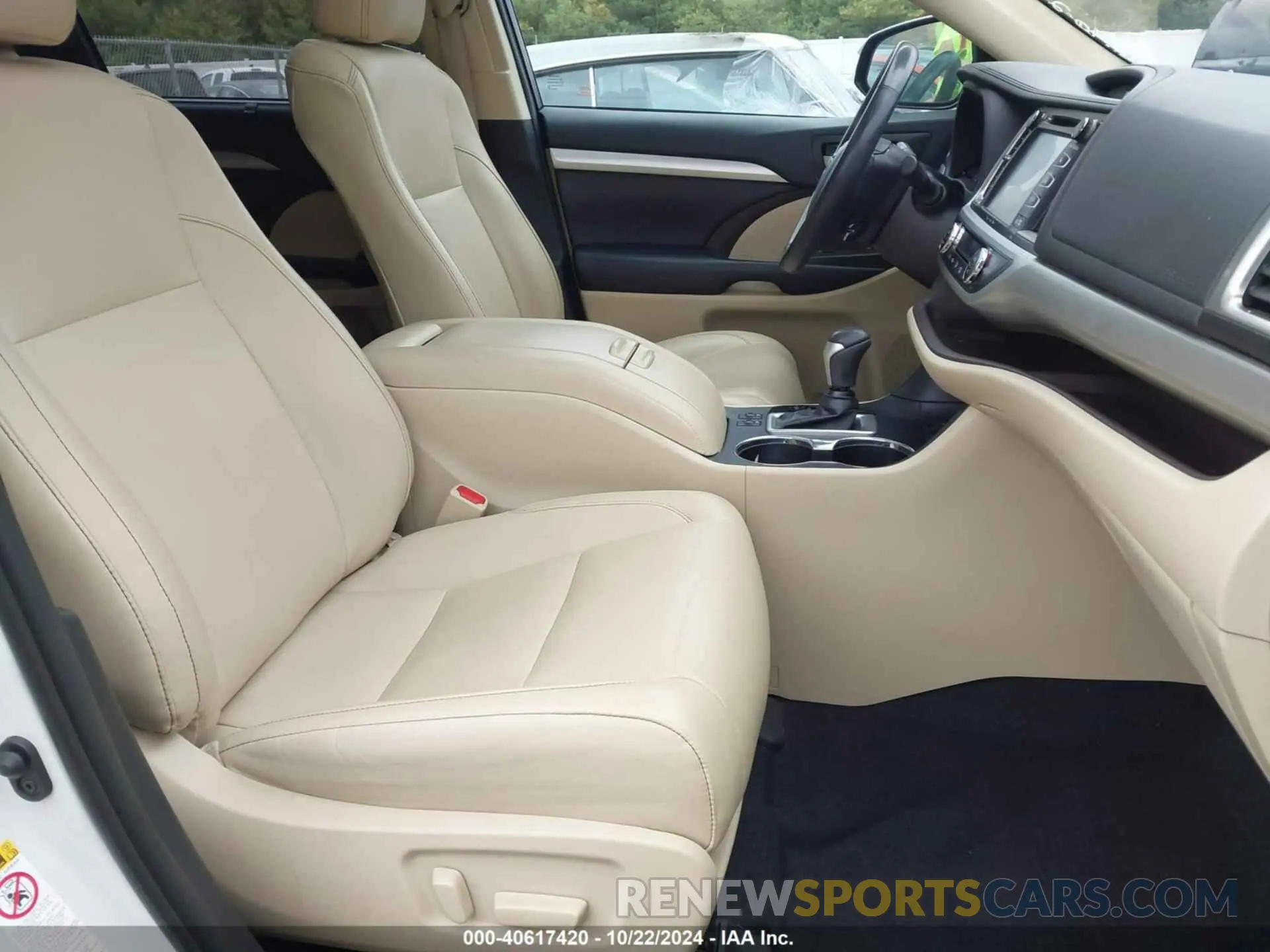 5 Photograph of a damaged car 5TDJZRFH6KS562772 TOYOTA HIGHLANDER 2019