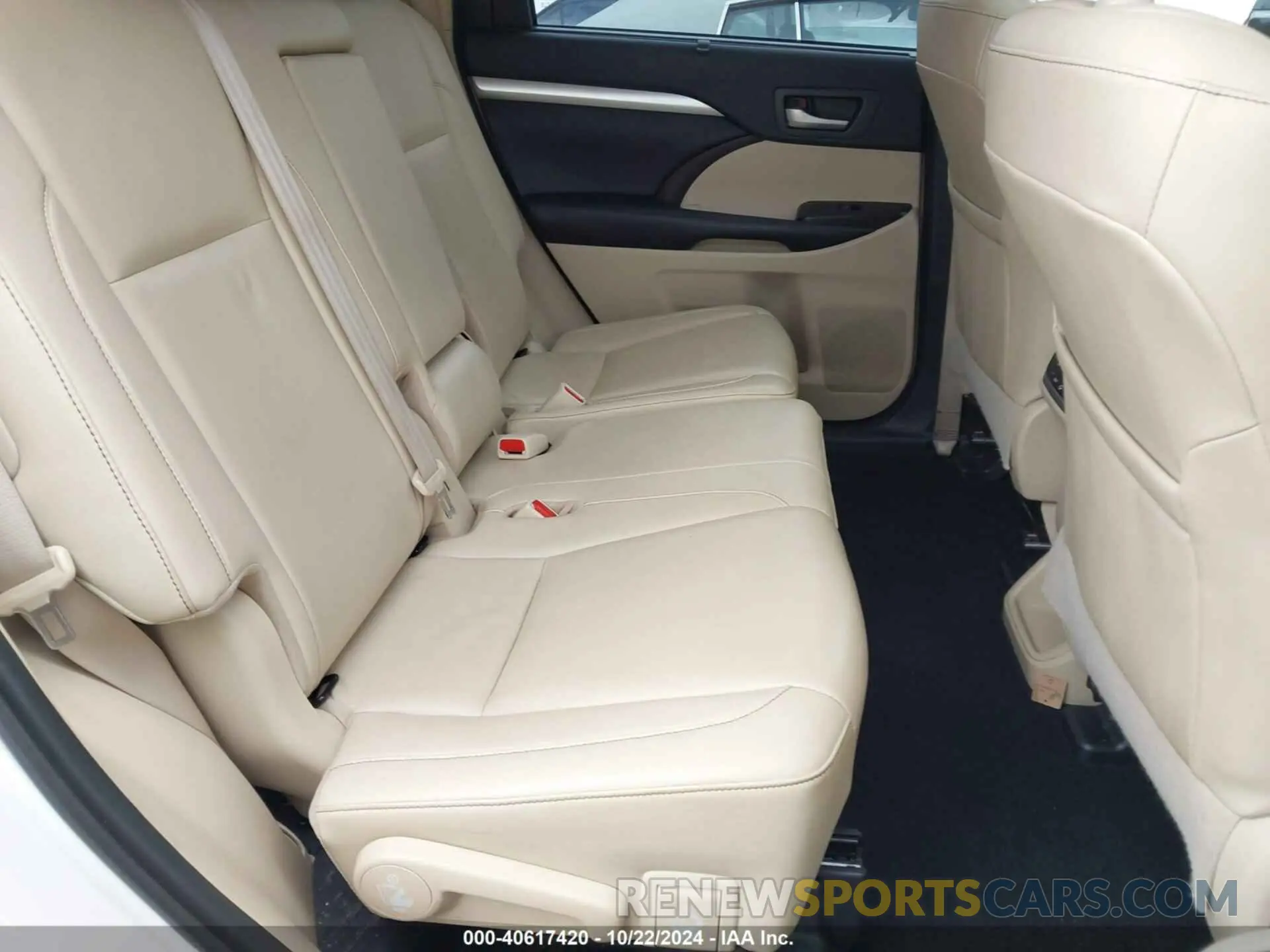8 Photograph of a damaged car 5TDJZRFH6KS562772 TOYOTA HIGHLANDER 2019