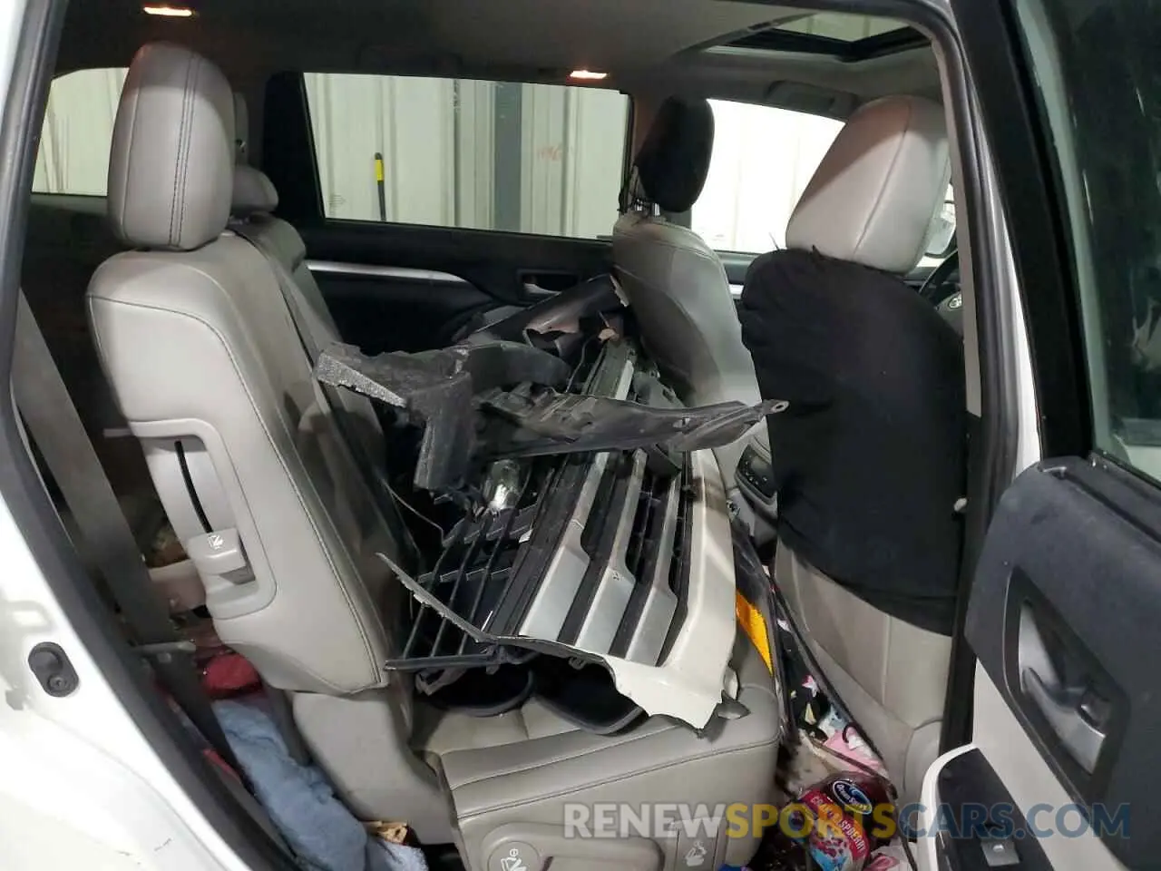 11 Photograph of a damaged car 5TDJZRFH6KS564781 TOYOTA HIGHLANDER 2019