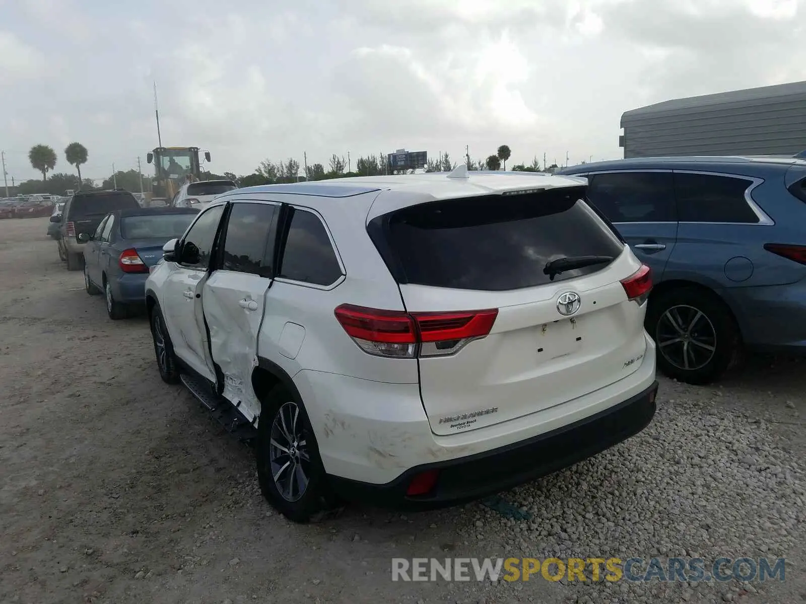 3 Photograph of a damaged car 5TDJZRFH6KS565008 TOYOTA HIGHLANDER 2019