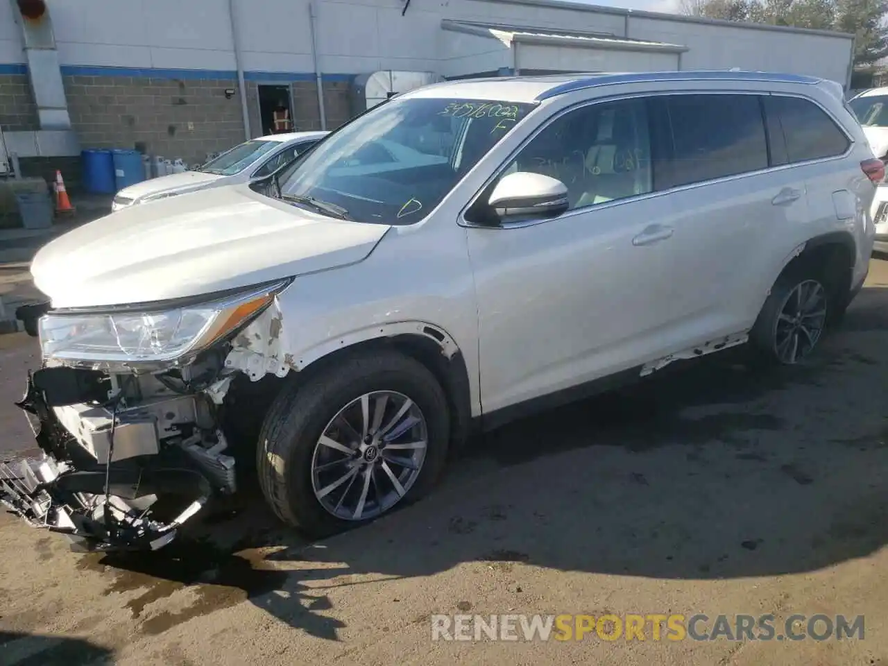 2 Photograph of a damaged car 5TDJZRFH6KS567793 TOYOTA HIGHLANDER 2019