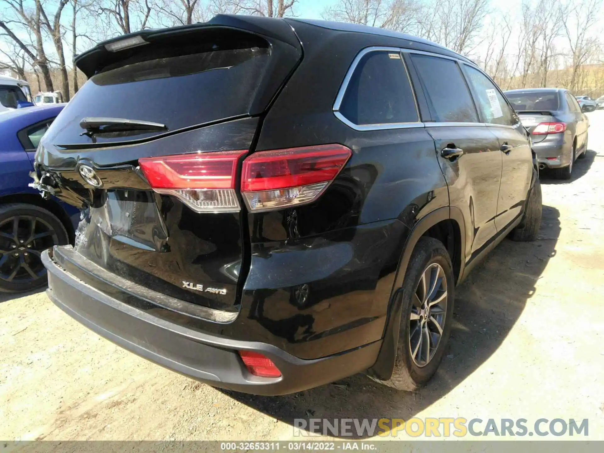 4 Photograph of a damaged car 5TDJZRFH6KS571875 TOYOTA HIGHLANDER 2019