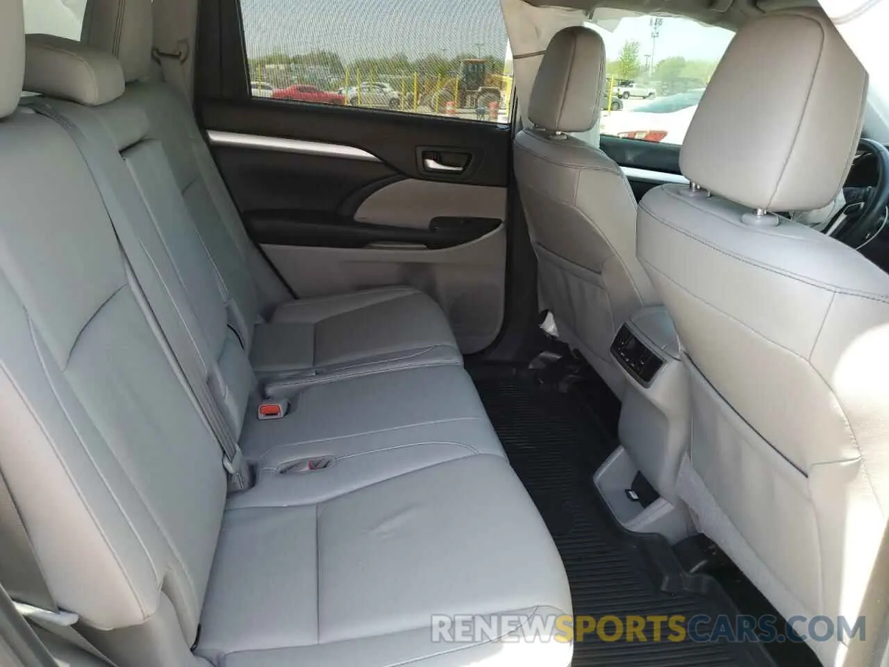 11 Photograph of a damaged car 5TDJZRFH6KS579801 TOYOTA HIGHLANDER 2019