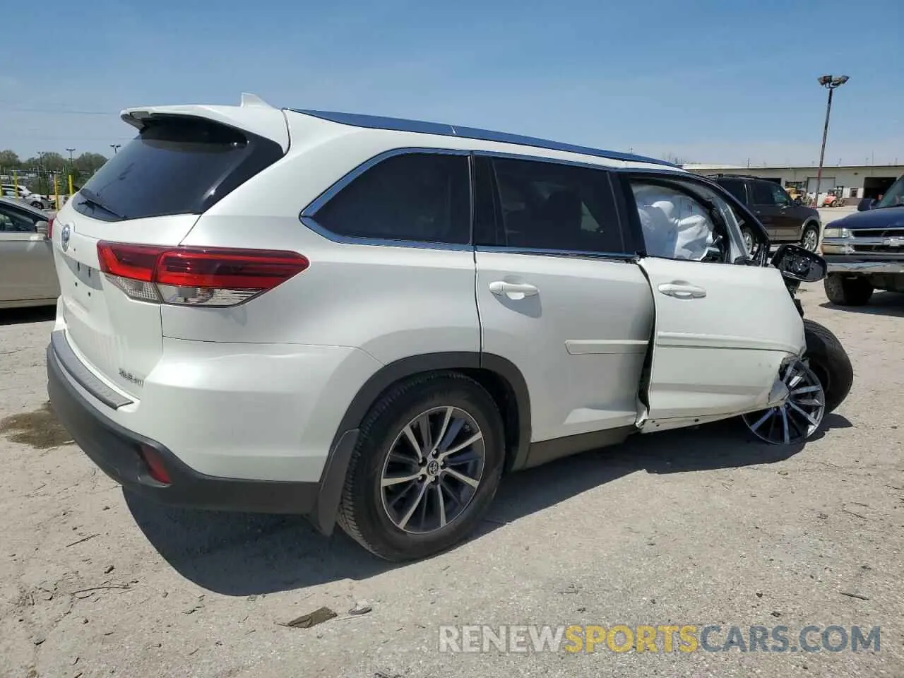 3 Photograph of a damaged car 5TDJZRFH6KS579801 TOYOTA HIGHLANDER 2019