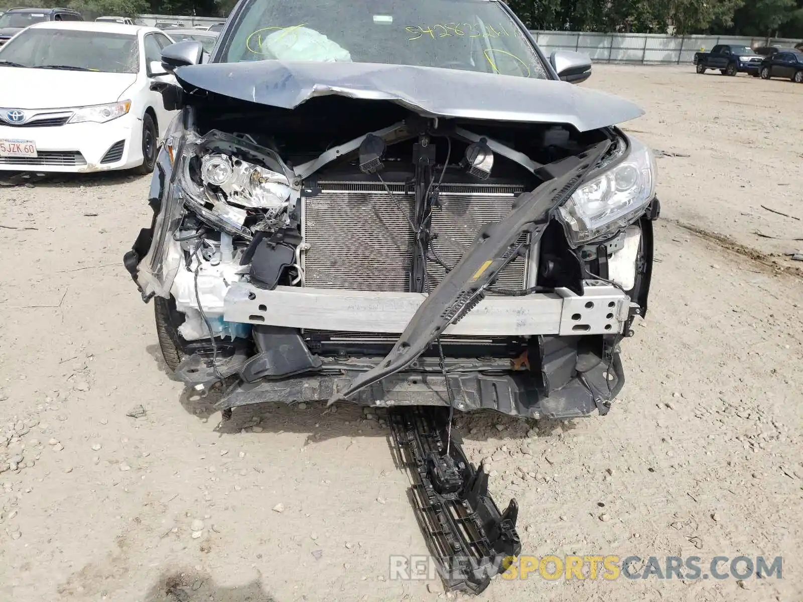 9 Photograph of a damaged car 5TDJZRFH6KS580933 TOYOTA HIGHLANDER 2019