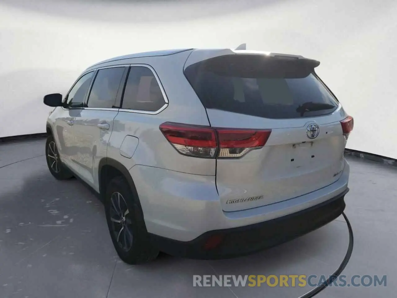 3 Photograph of a damaged car 5TDJZRFH6KS582357 TOYOTA HIGHLANDER 2019