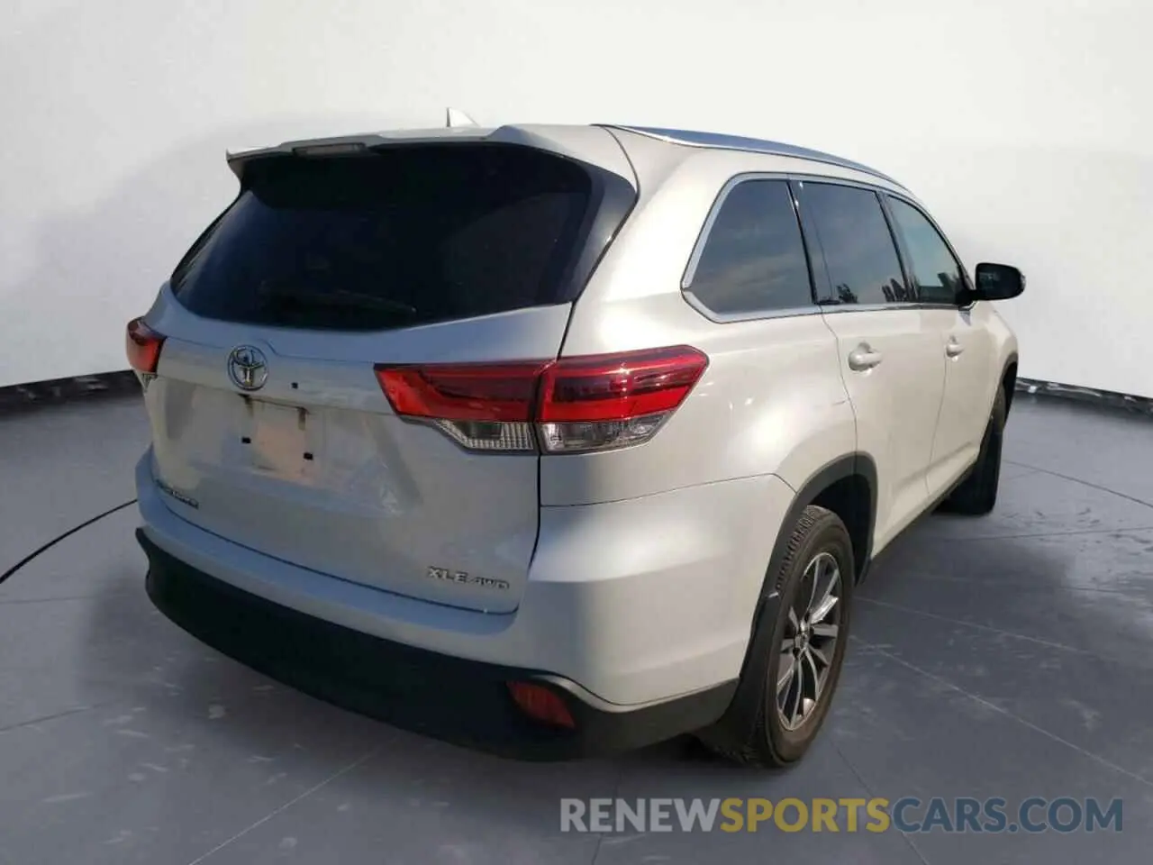 4 Photograph of a damaged car 5TDJZRFH6KS582357 TOYOTA HIGHLANDER 2019