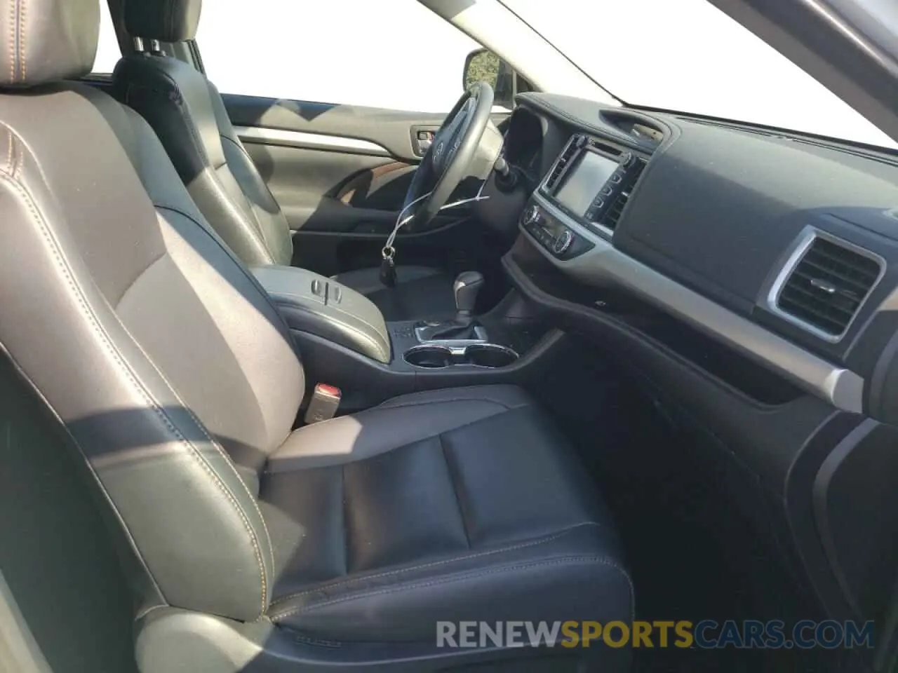 5 Photograph of a damaged car 5TDJZRFH6KS582357 TOYOTA HIGHLANDER 2019