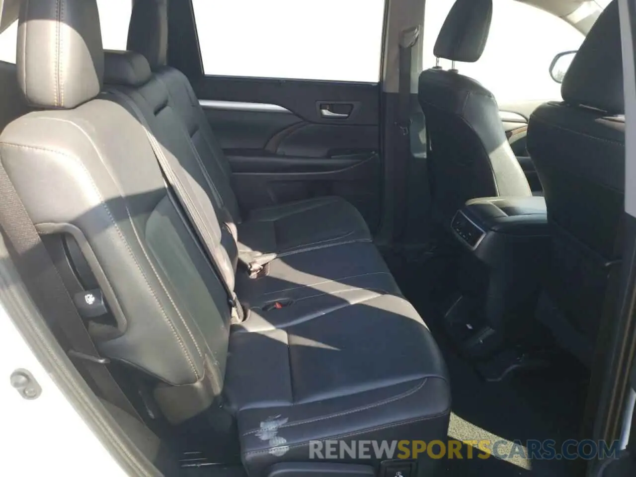 6 Photograph of a damaged car 5TDJZRFH6KS582357 TOYOTA HIGHLANDER 2019