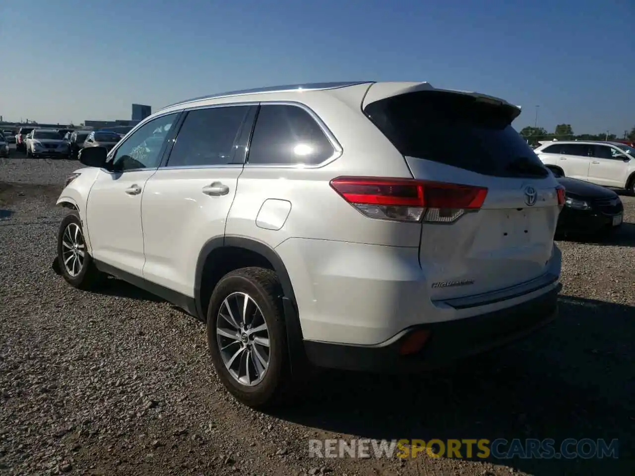 3 Photograph of a damaged car 5TDJZRFH6KS585565 TOYOTA HIGHLANDER 2019