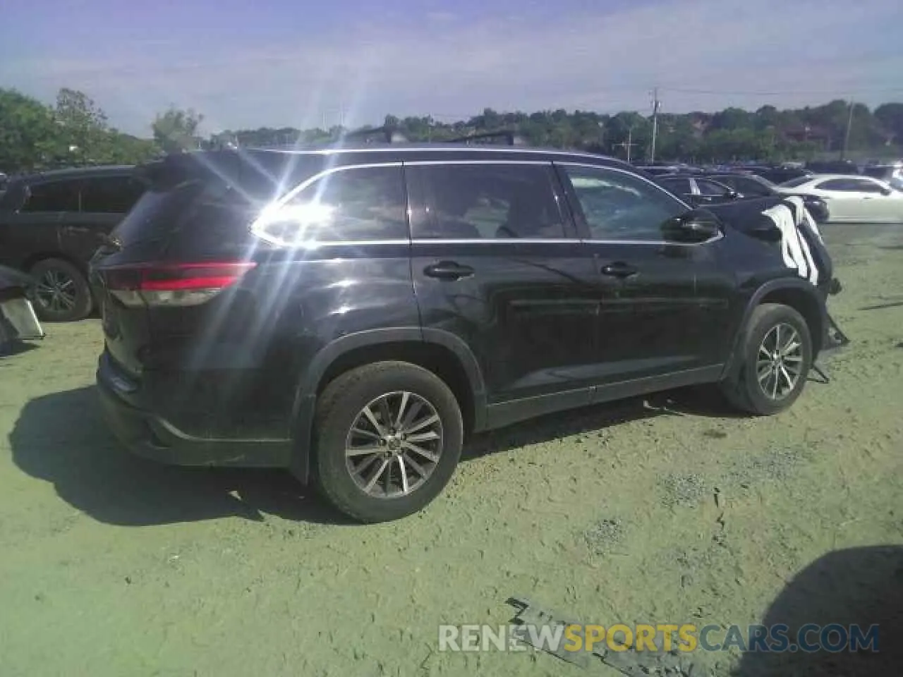 3 Photograph of a damaged car 5TDJZRFH6KS587607 TOYOTA HIGHLANDER 2019