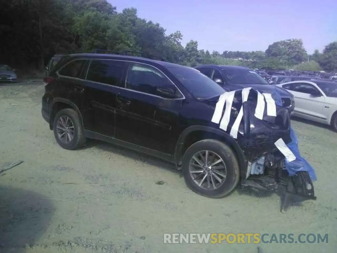 4 Photograph of a damaged car 5TDJZRFH6KS587607 TOYOTA HIGHLANDER 2019