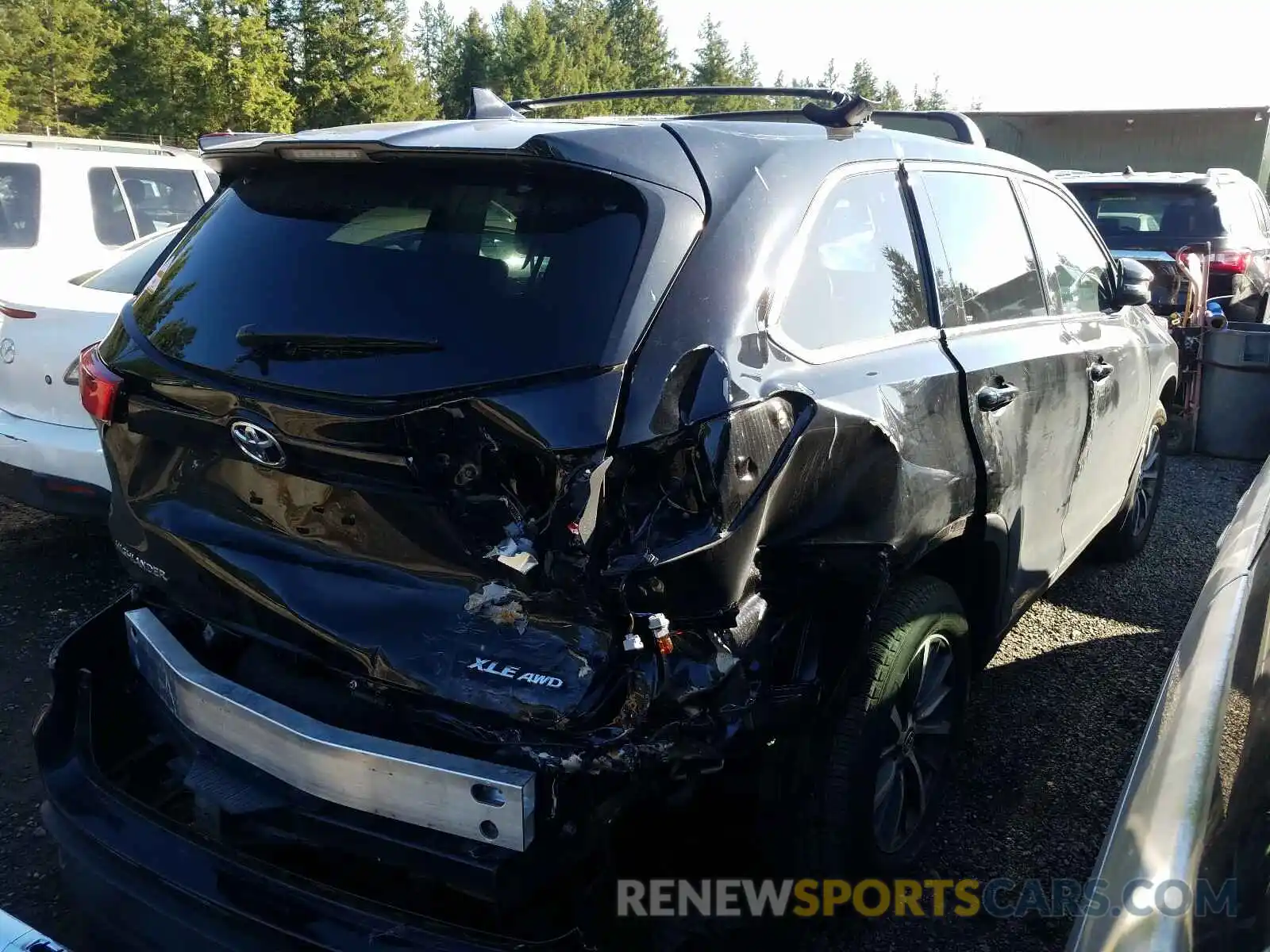 4 Photograph of a damaged car 5TDJZRFH6KS589177 TOYOTA HIGHLANDER 2019