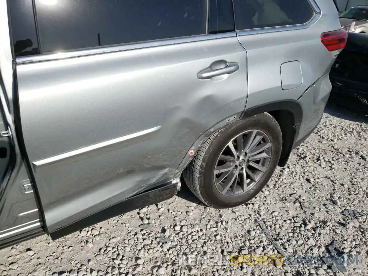 9 Photograph of a damaged car 5TDJZRFH6KS592905 TOYOTA HIGHLANDER 2019