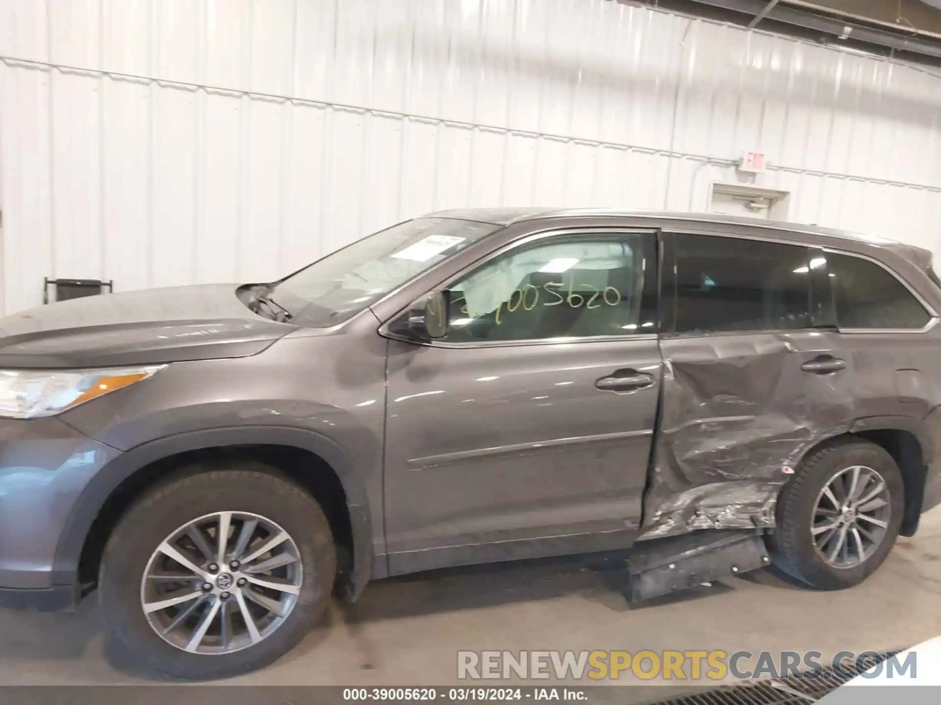 14 Photograph of a damaged car 5TDJZRFH6KS593875 TOYOTA HIGHLANDER 2019