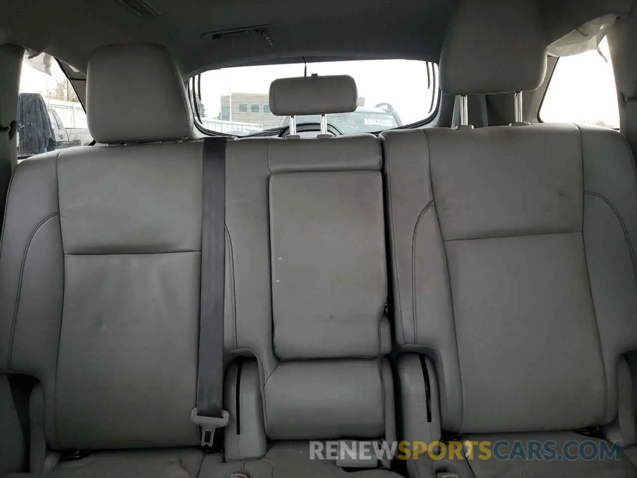 10 Photograph of a damaged car 5TDJZRFH6KS596906 TOYOTA HIGHLANDER 2019