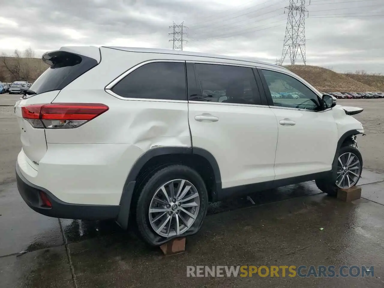 3 Photograph of a damaged car 5TDJZRFH6KS596906 TOYOTA HIGHLANDER 2019