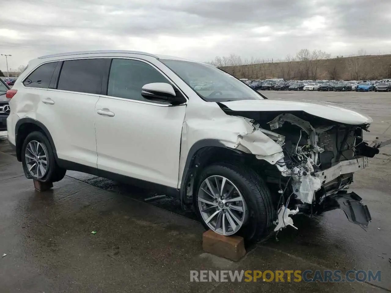 4 Photograph of a damaged car 5TDJZRFH6KS596906 TOYOTA HIGHLANDER 2019