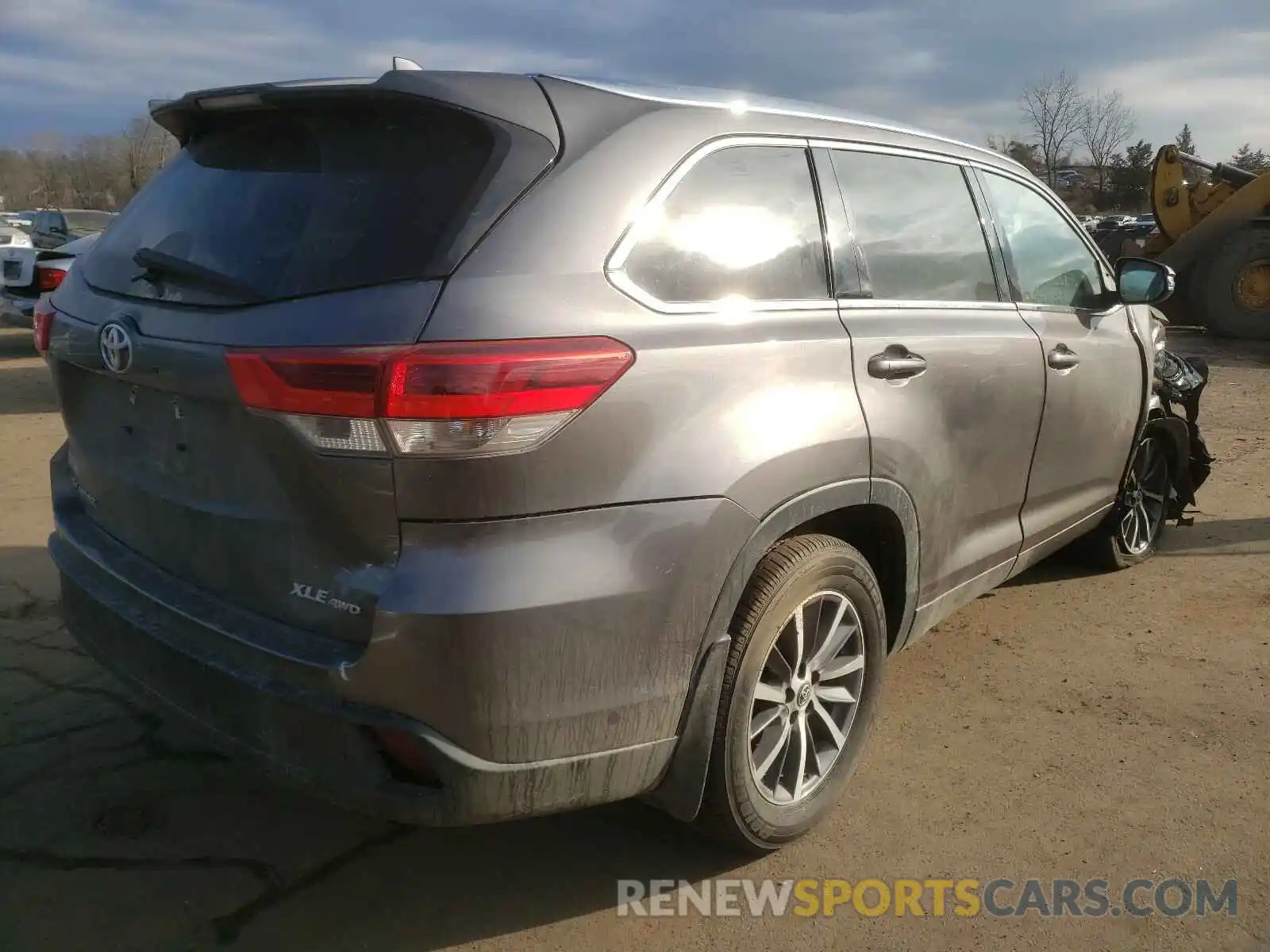 4 Photograph of a damaged car 5TDJZRFH6KS597845 TOYOTA HIGHLANDER 2019