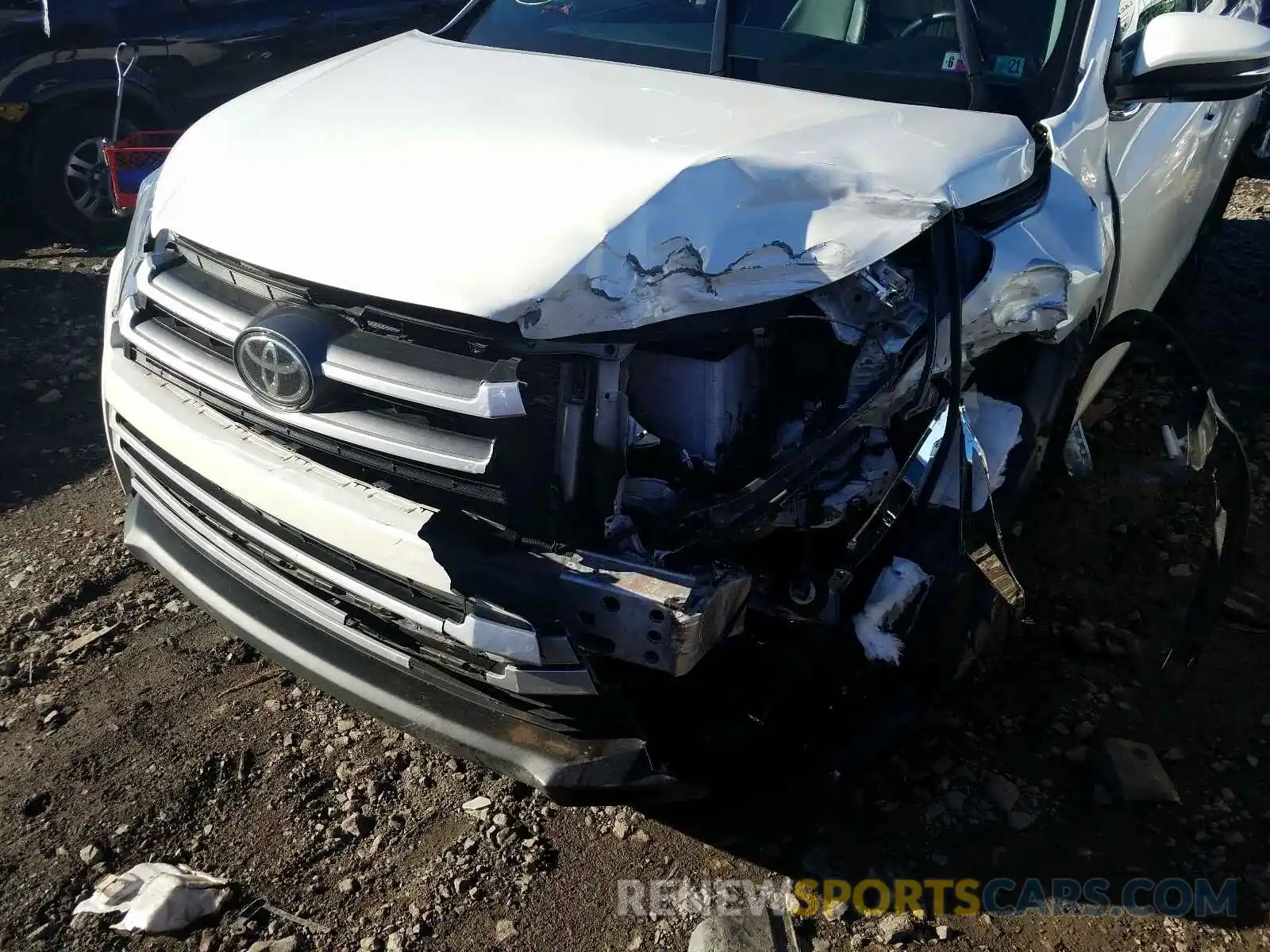 9 Photograph of a damaged car 5TDJZRFH6KS598946 TOYOTA HIGHLANDER 2019