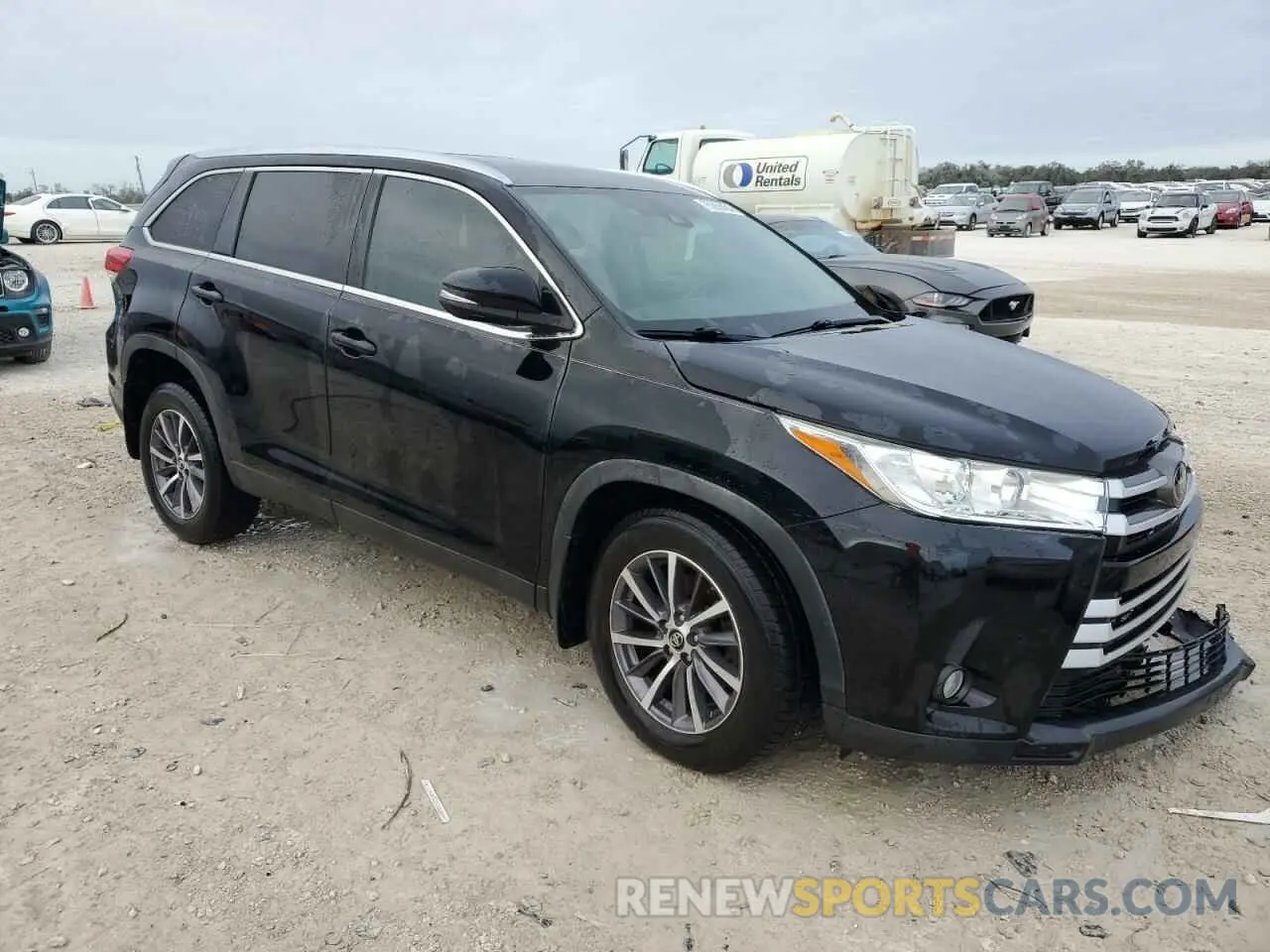 4 Photograph of a damaged car 5TDJZRFH6KS600792 TOYOTA HIGHLANDER 2019
