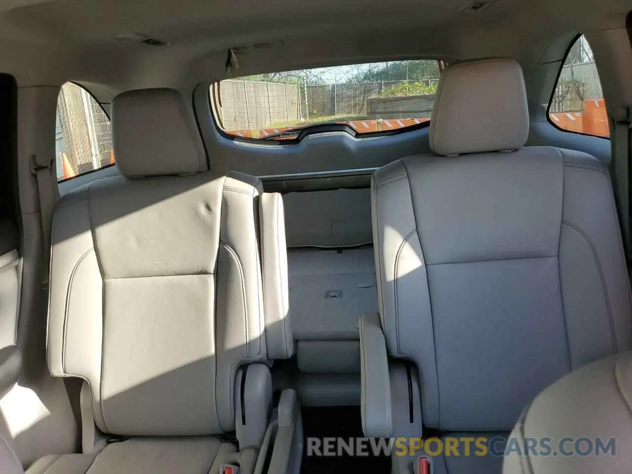 10 Photograph of a damaged car 5TDJZRFH6KS602994 TOYOTA HIGHLANDER 2019