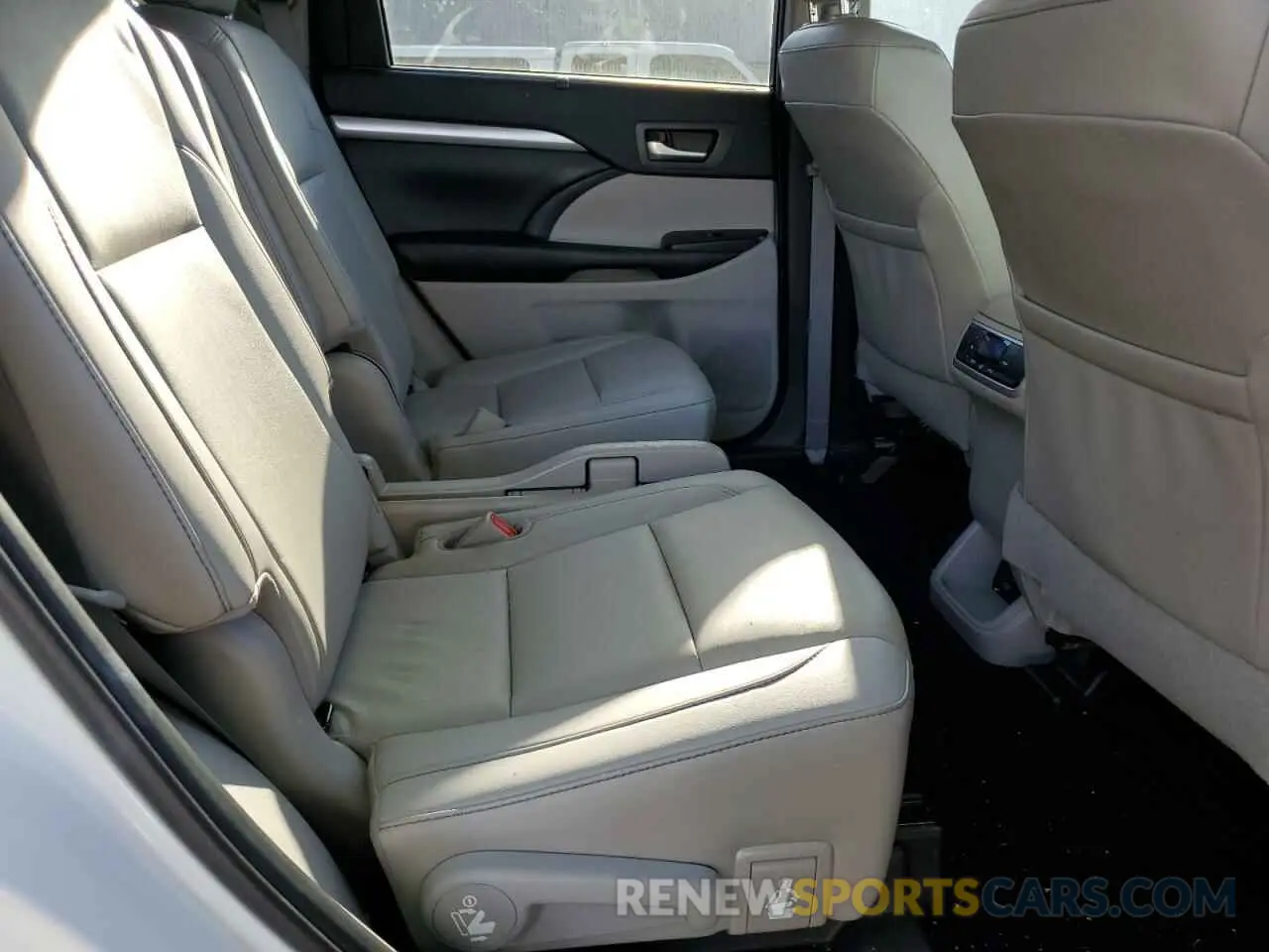 11 Photograph of a damaged car 5TDJZRFH6KS602994 TOYOTA HIGHLANDER 2019