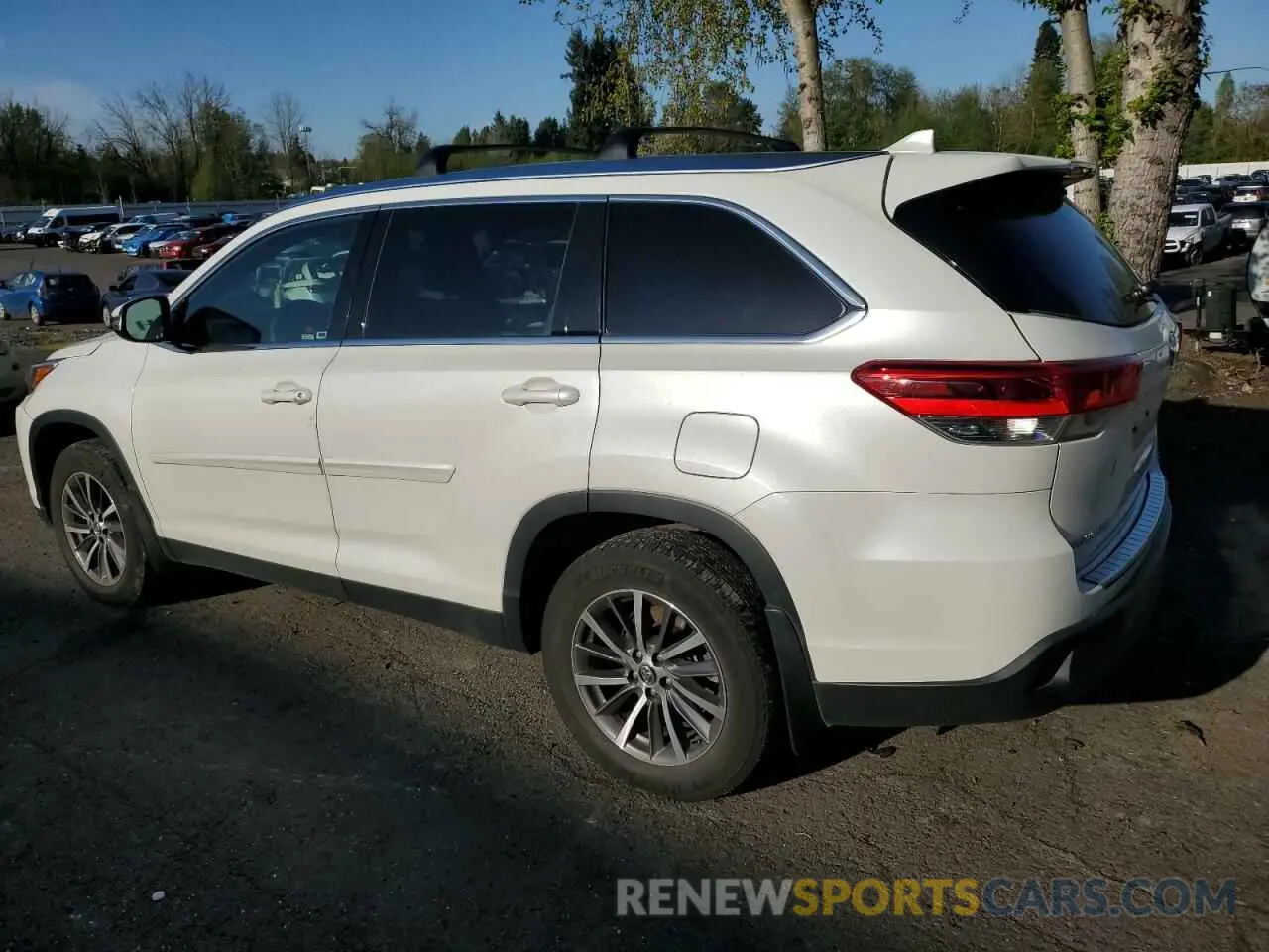 2 Photograph of a damaged car 5TDJZRFH6KS602994 TOYOTA HIGHLANDER 2019