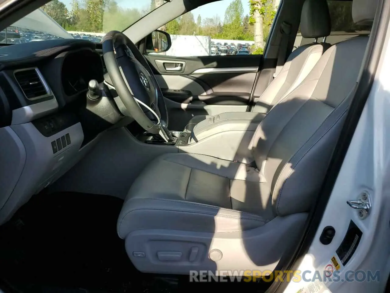 7 Photograph of a damaged car 5TDJZRFH6KS602994 TOYOTA HIGHLANDER 2019