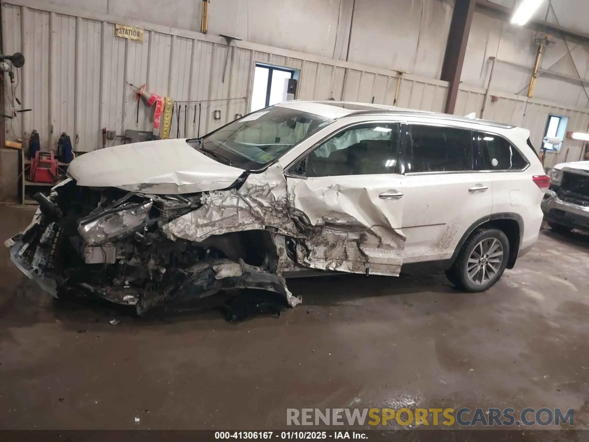 14 Photograph of a damaged car 5TDJZRFH6KS622808 TOYOTA HIGHLANDER 2019