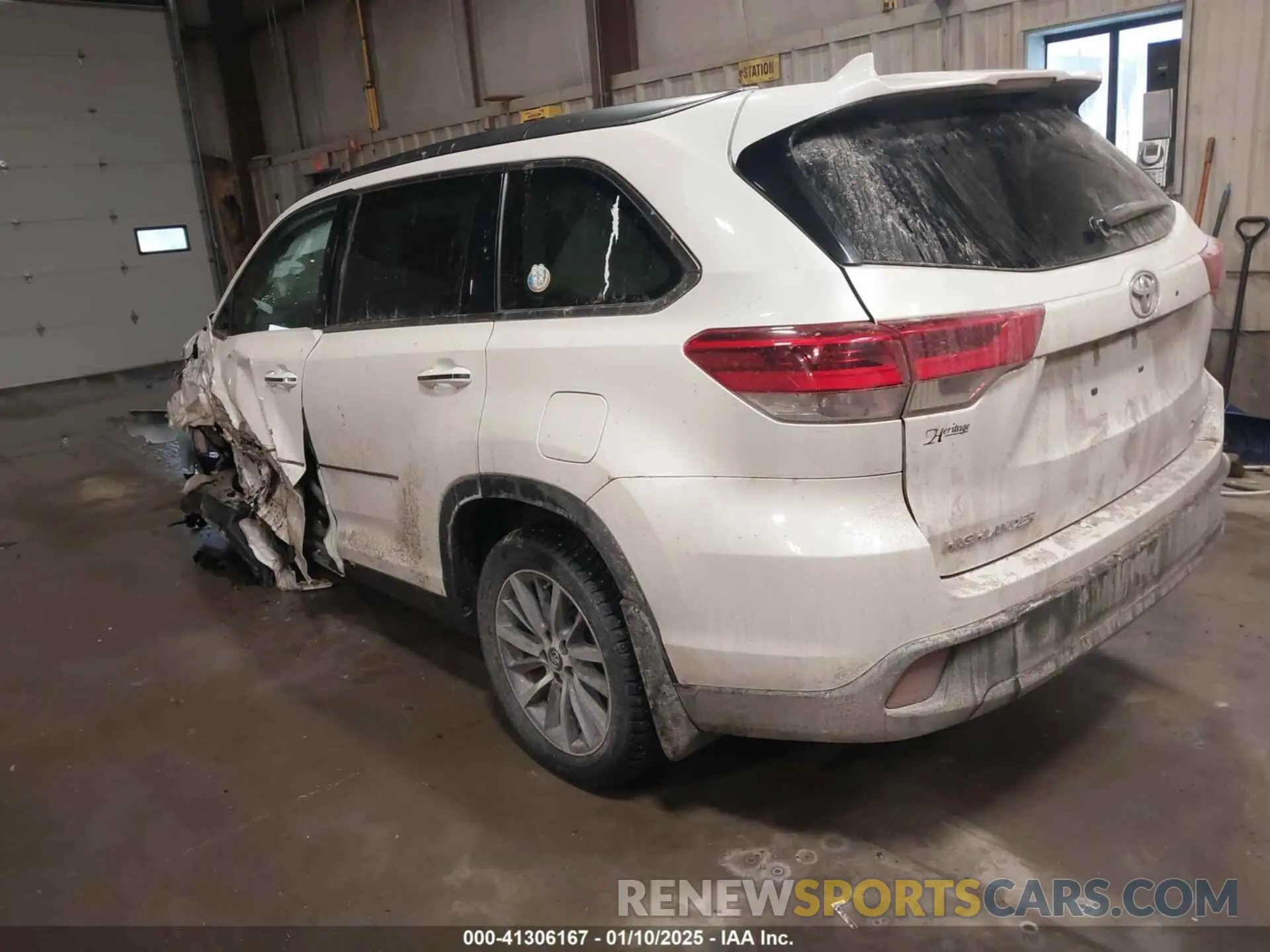 3 Photograph of a damaged car 5TDJZRFH6KS622808 TOYOTA HIGHLANDER 2019