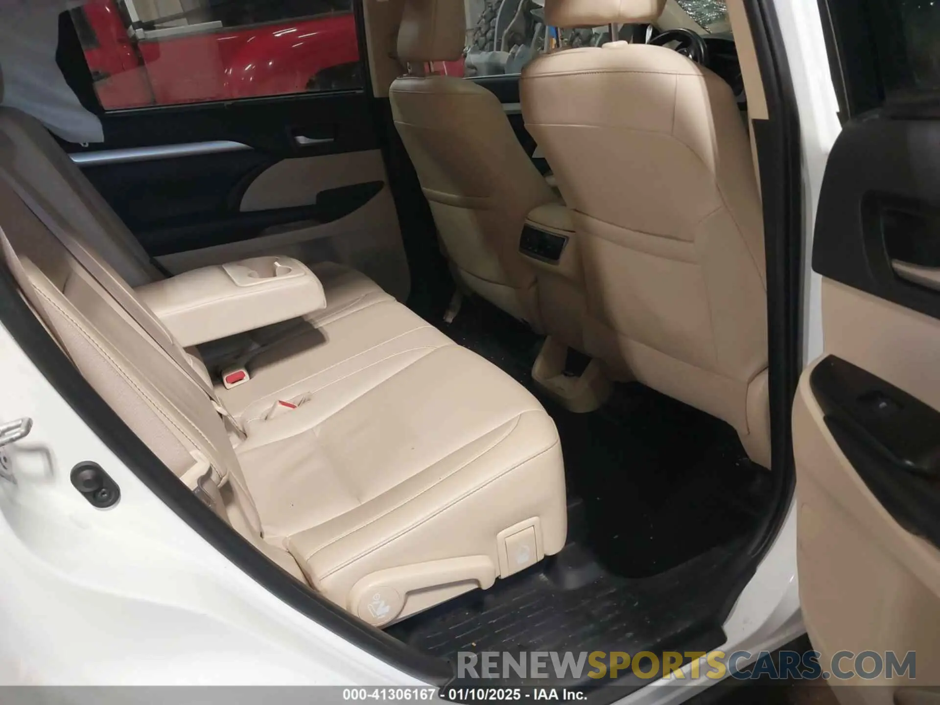 8 Photograph of a damaged car 5TDJZRFH6KS622808 TOYOTA HIGHLANDER 2019