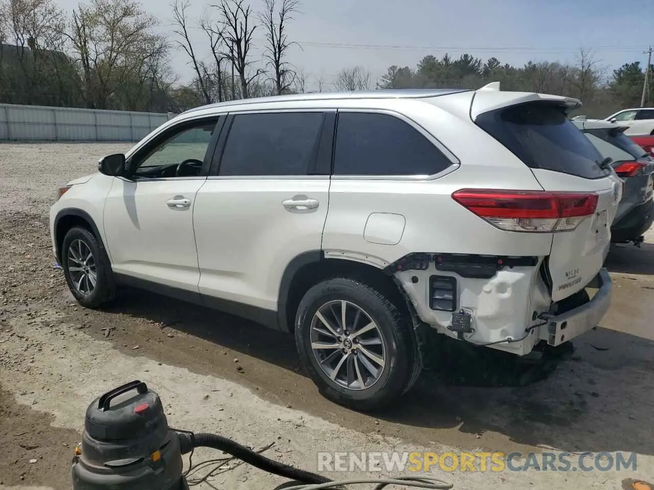 2 Photograph of a damaged car 5TDJZRFH6KS623523 TOYOTA HIGHLANDER 2019