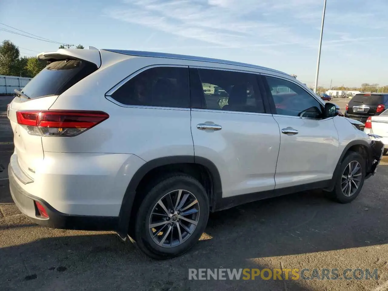 3 Photograph of a damaged car 5TDJZRFH6KS628107 TOYOTA HIGHLANDER 2019