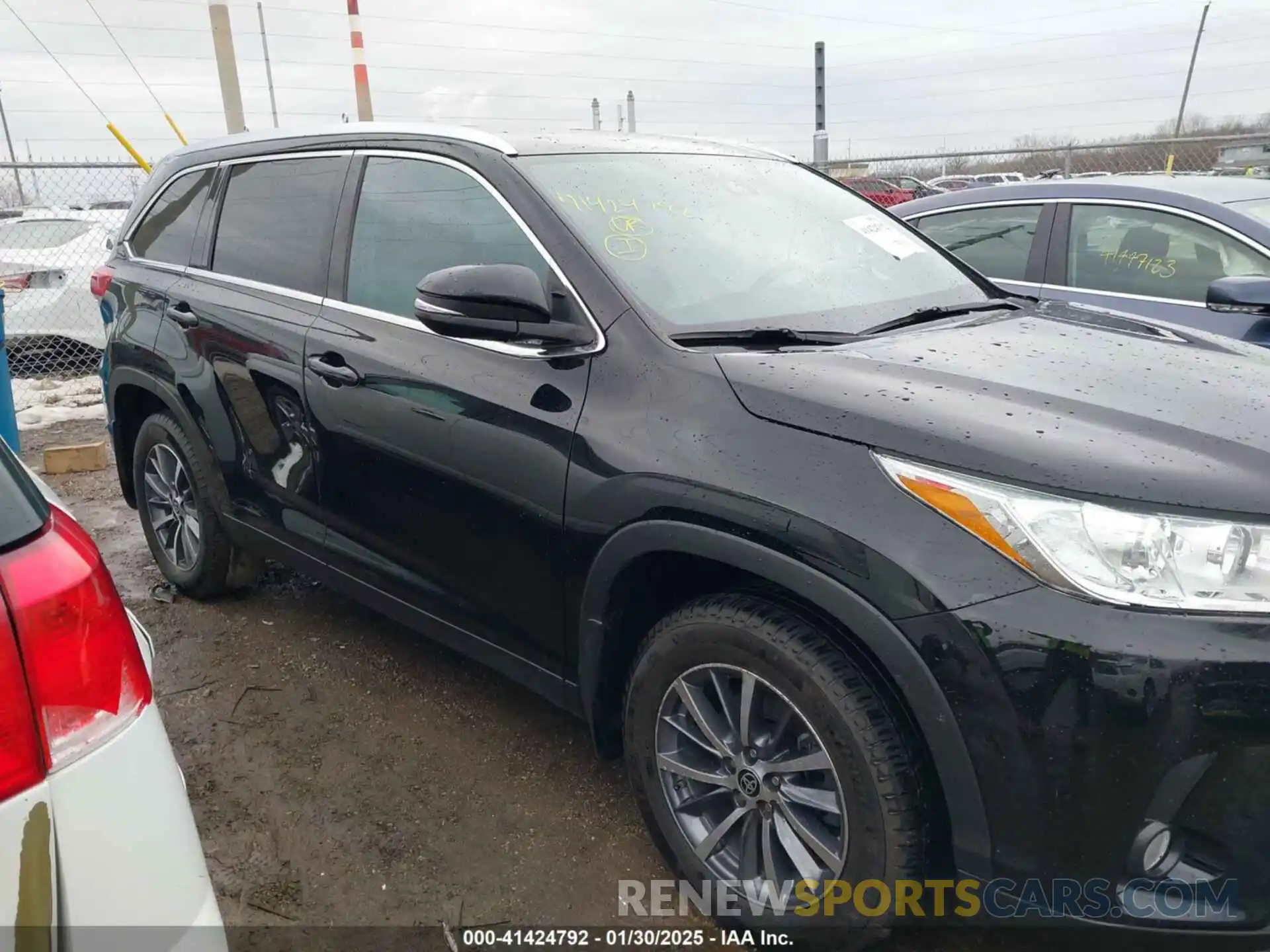 13 Photograph of a damaged car 5TDJZRFH6KS628110 TOYOTA HIGHLANDER 2019