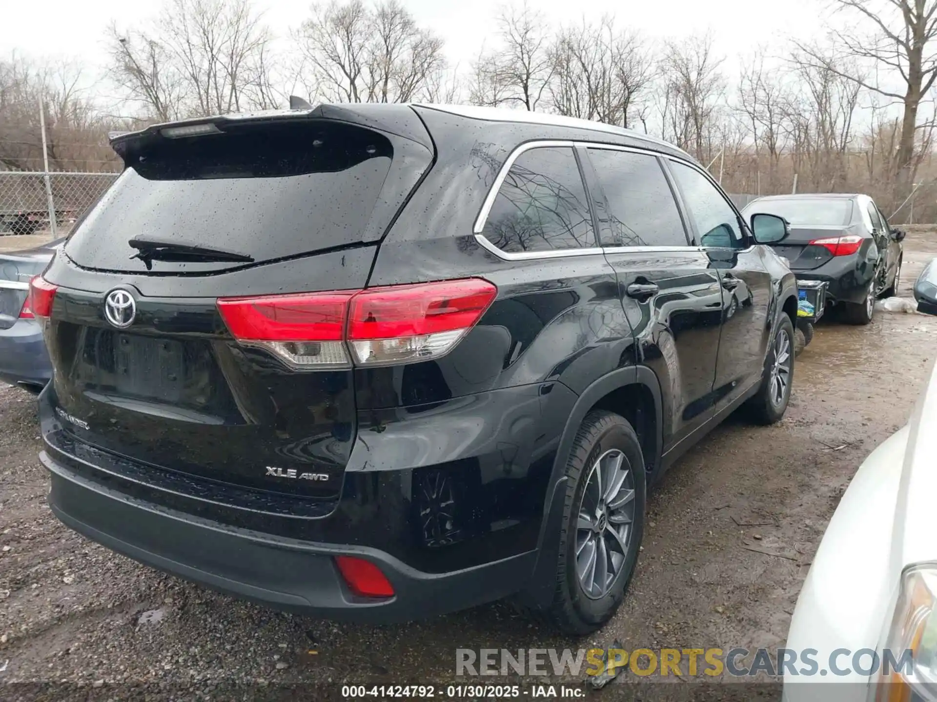 4 Photograph of a damaged car 5TDJZRFH6KS628110 TOYOTA HIGHLANDER 2019