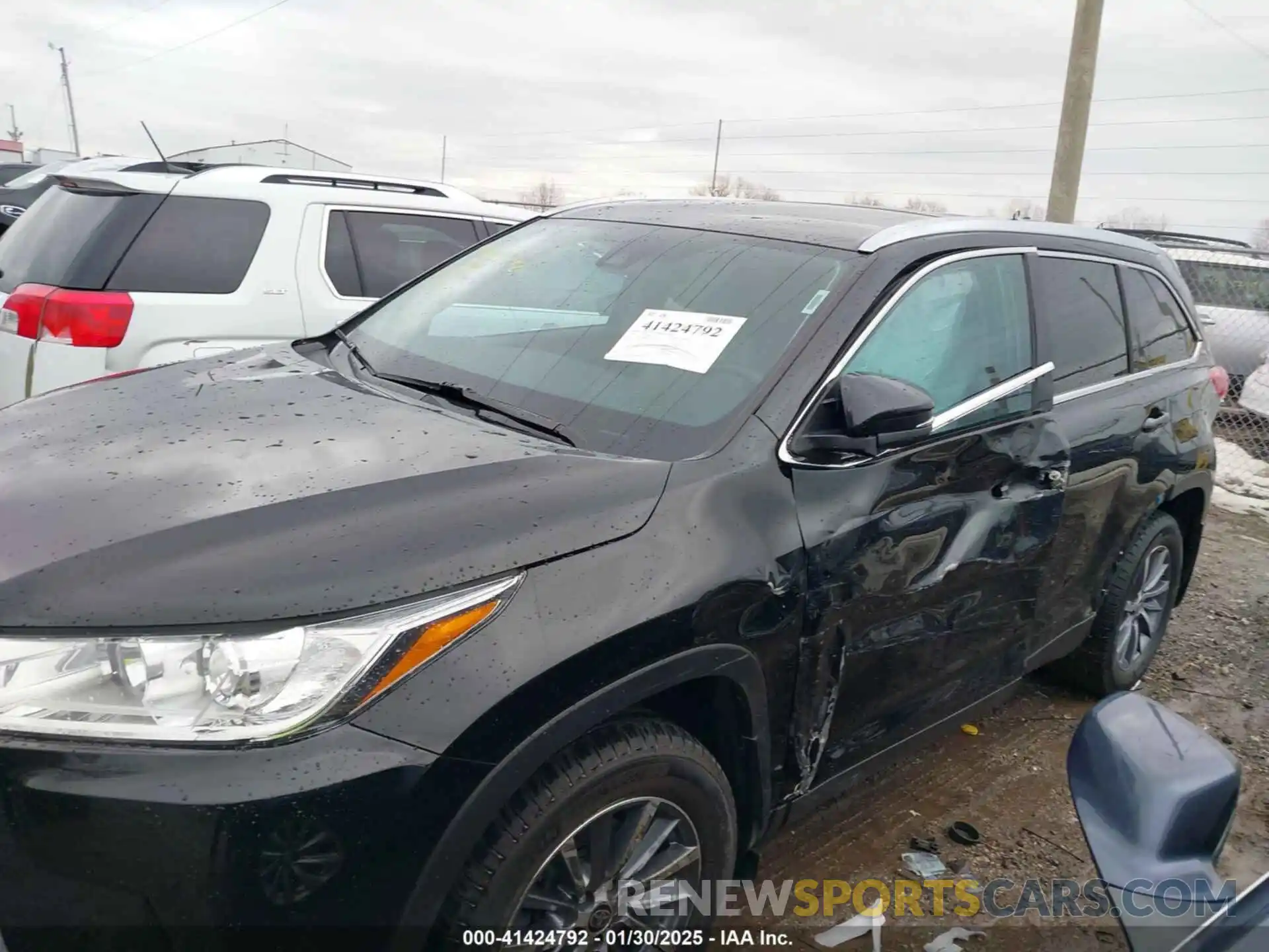 9 Photograph of a damaged car 5TDJZRFH6KS628110 TOYOTA HIGHLANDER 2019