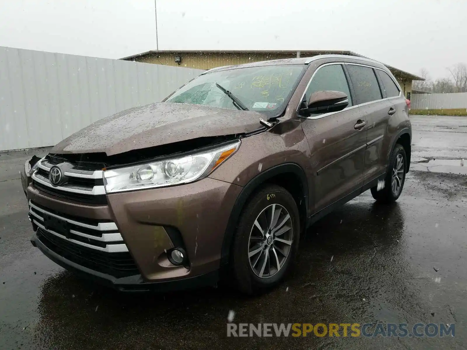 2 Photograph of a damaged car 5TDJZRFH6KS704148 TOYOTA HIGHLANDER 2019