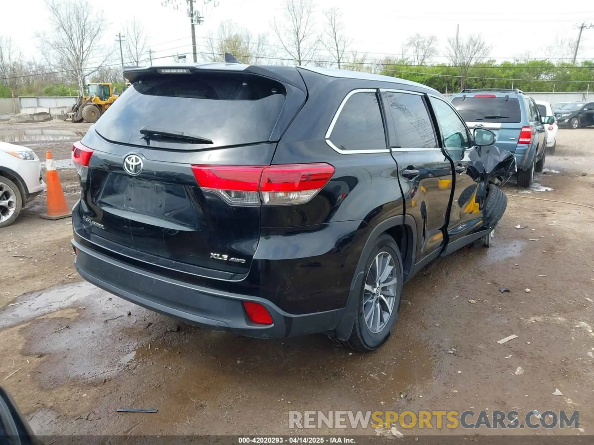 4 Photograph of a damaged car 5TDJZRFH6KS716980 TOYOTA HIGHLANDER 2019