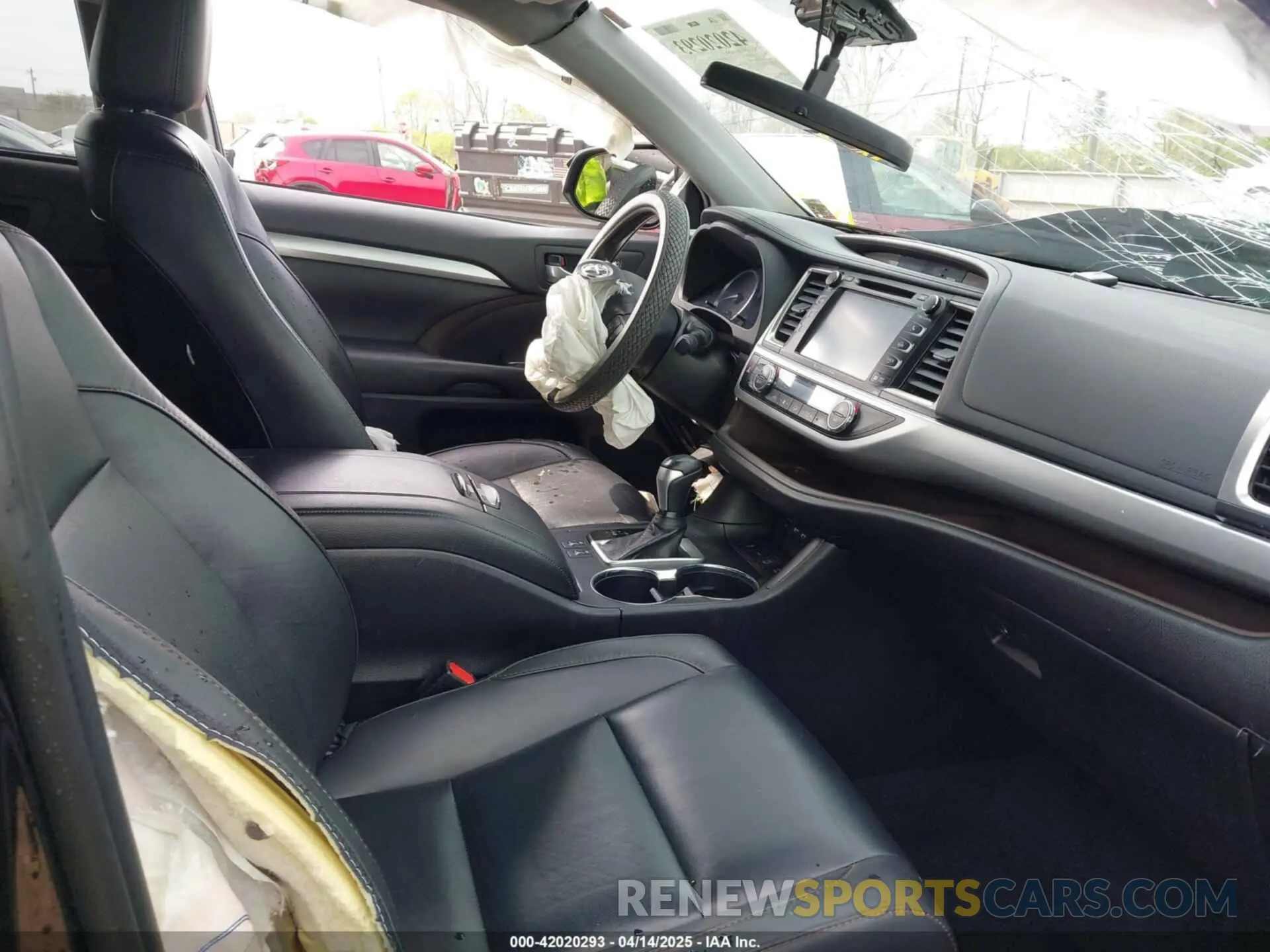 5 Photograph of a damaged car 5TDJZRFH6KS716980 TOYOTA HIGHLANDER 2019