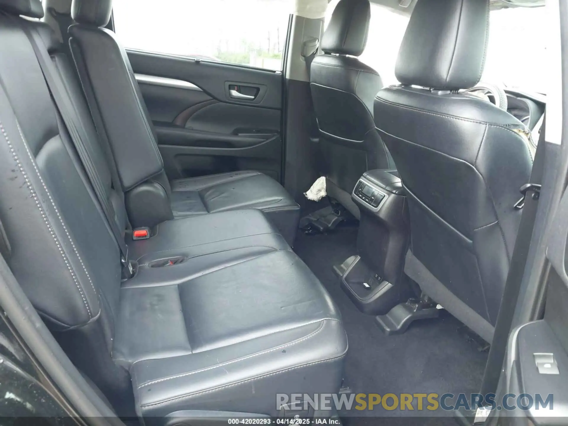 8 Photograph of a damaged car 5TDJZRFH6KS716980 TOYOTA HIGHLANDER 2019