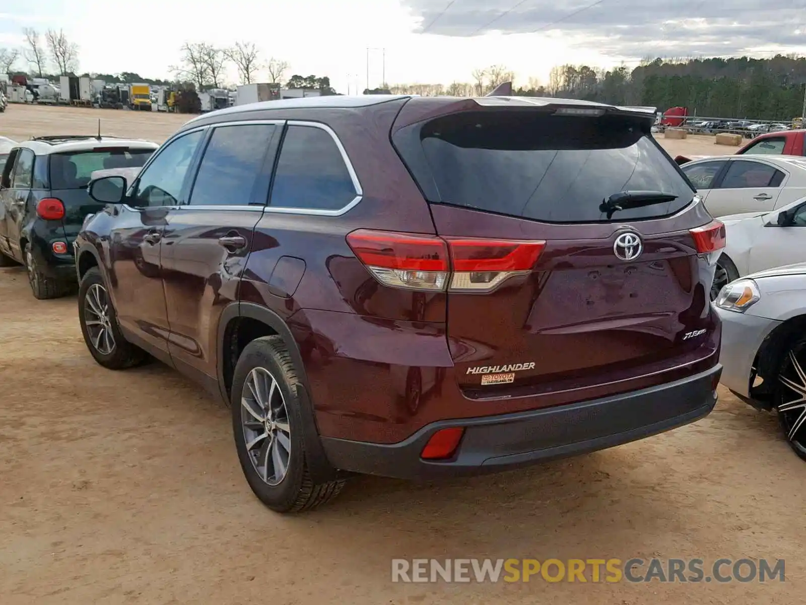 3 Photograph of a damaged car 5TDJZRFH6KS920789 TOYOTA HIGHLANDER 2019