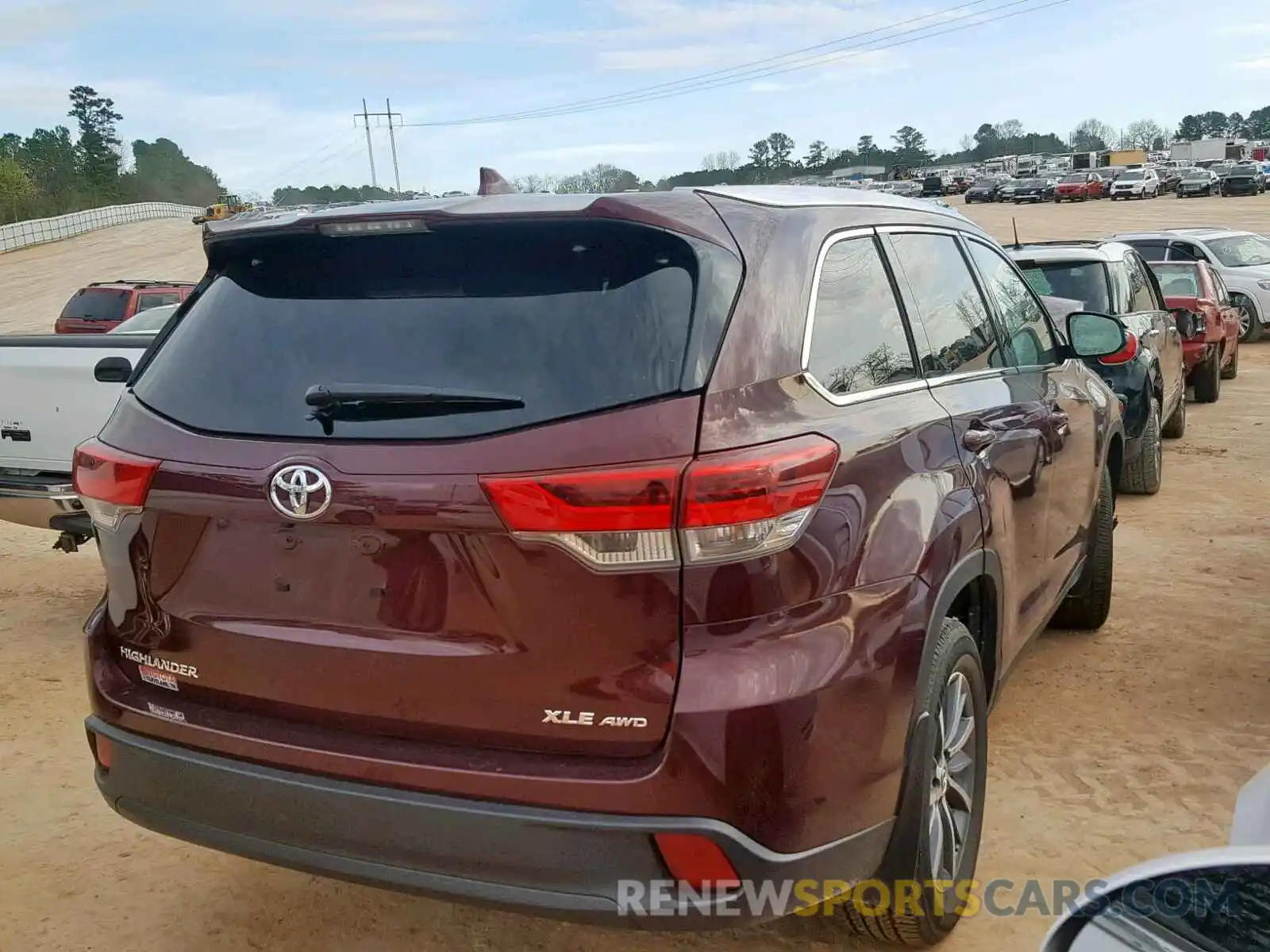 4 Photograph of a damaged car 5TDJZRFH6KS920789 TOYOTA HIGHLANDER 2019