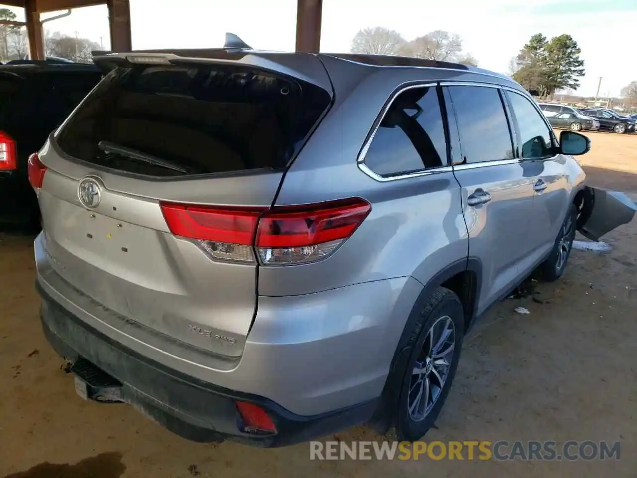 4 Photograph of a damaged car 5TDJZRFH6KS926771 TOYOTA HIGHLANDER 2019