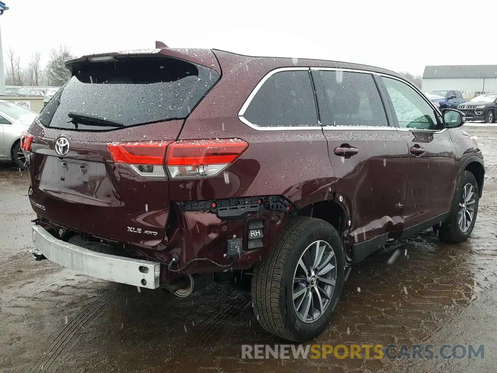 4 Photograph of a damaged car 5TDJZRFH6KS932439 TOYOTA HIGHLANDER 2019