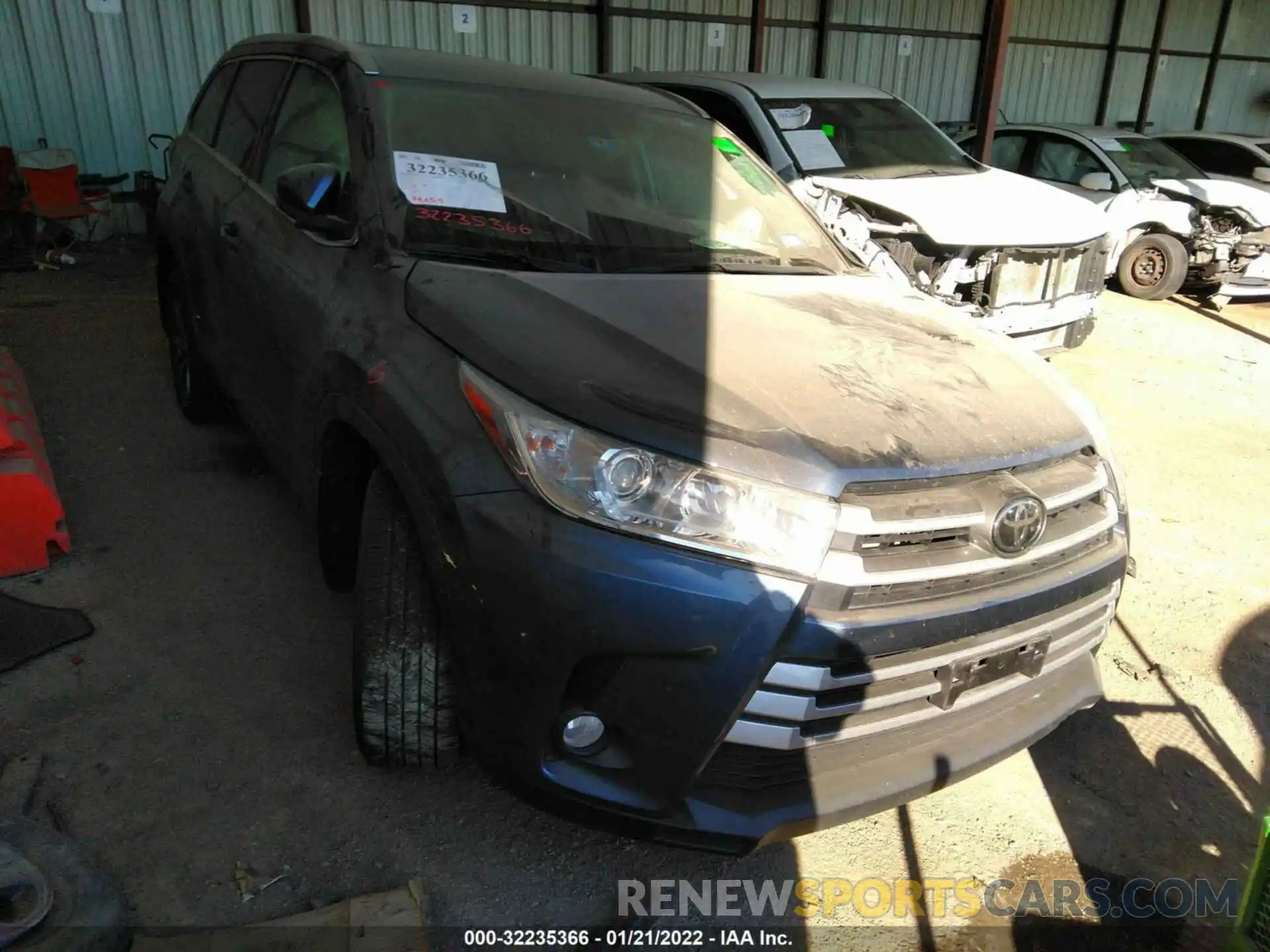 1 Photograph of a damaged car 5TDJZRFH6KS940623 TOYOTA HIGHLANDER 2019