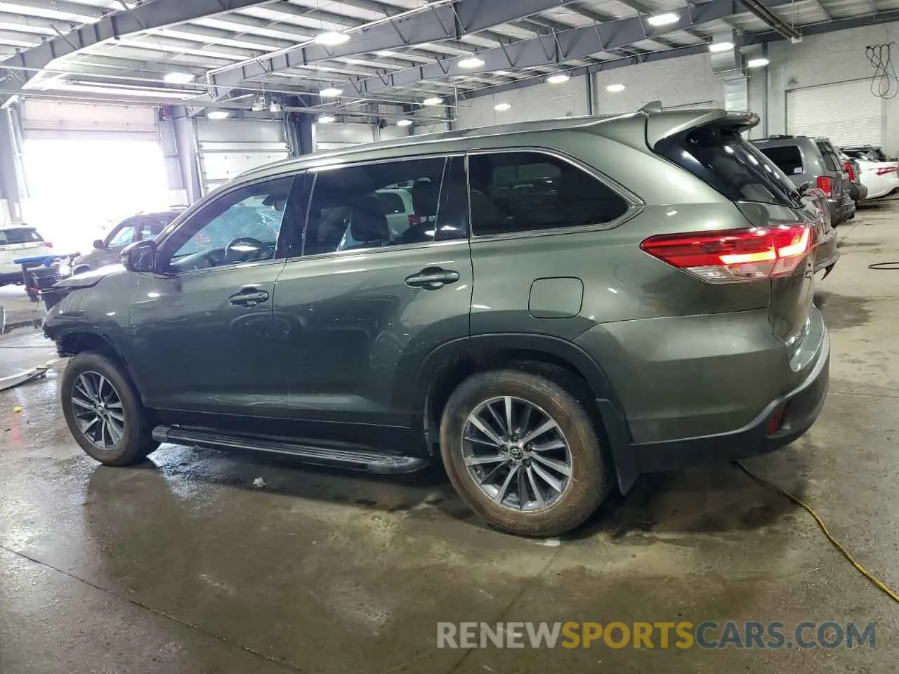 2 Photograph of a damaged car 5TDJZRFH6KS953002 TOYOTA HIGHLANDER 2019