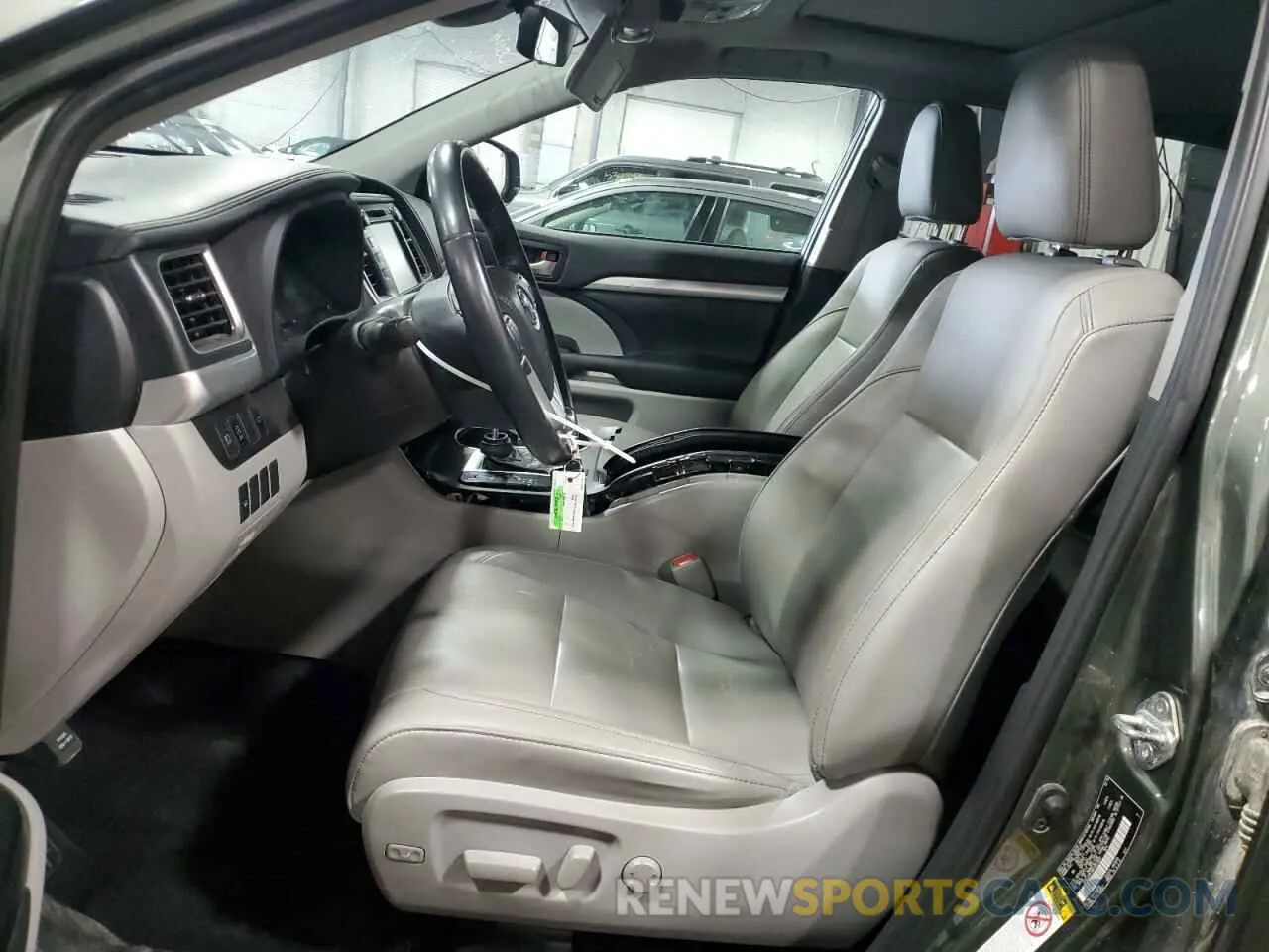 7 Photograph of a damaged car 5TDJZRFH6KS953002 TOYOTA HIGHLANDER 2019